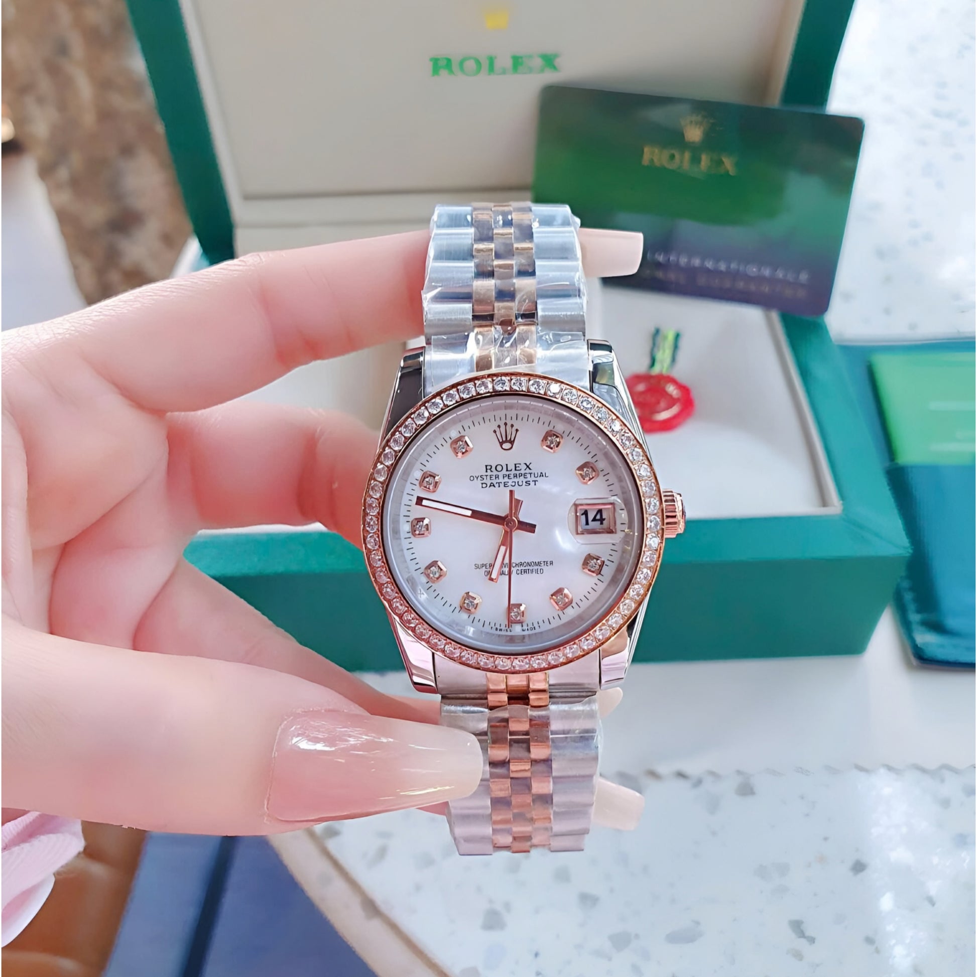Rolex Lady-Datejust in Oyster Diamond Rose Gold, Sliver with silver dial